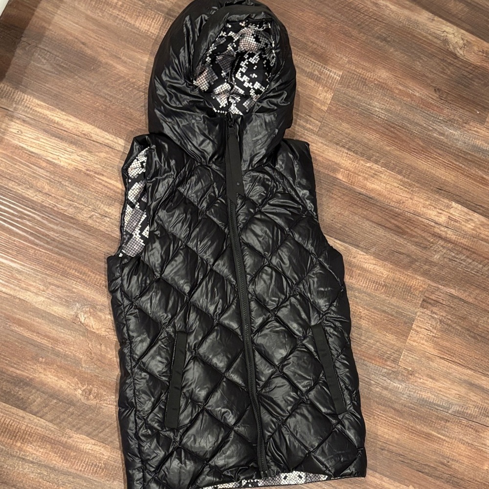 Lululemon Reversible Black puffer/quilted Hooded Vest
